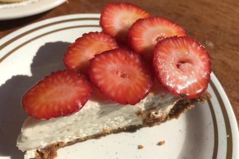 cream cheese pie with strawberries